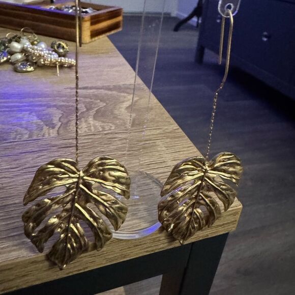 Beautiful monstera earrings gold - Picture 2 of 10